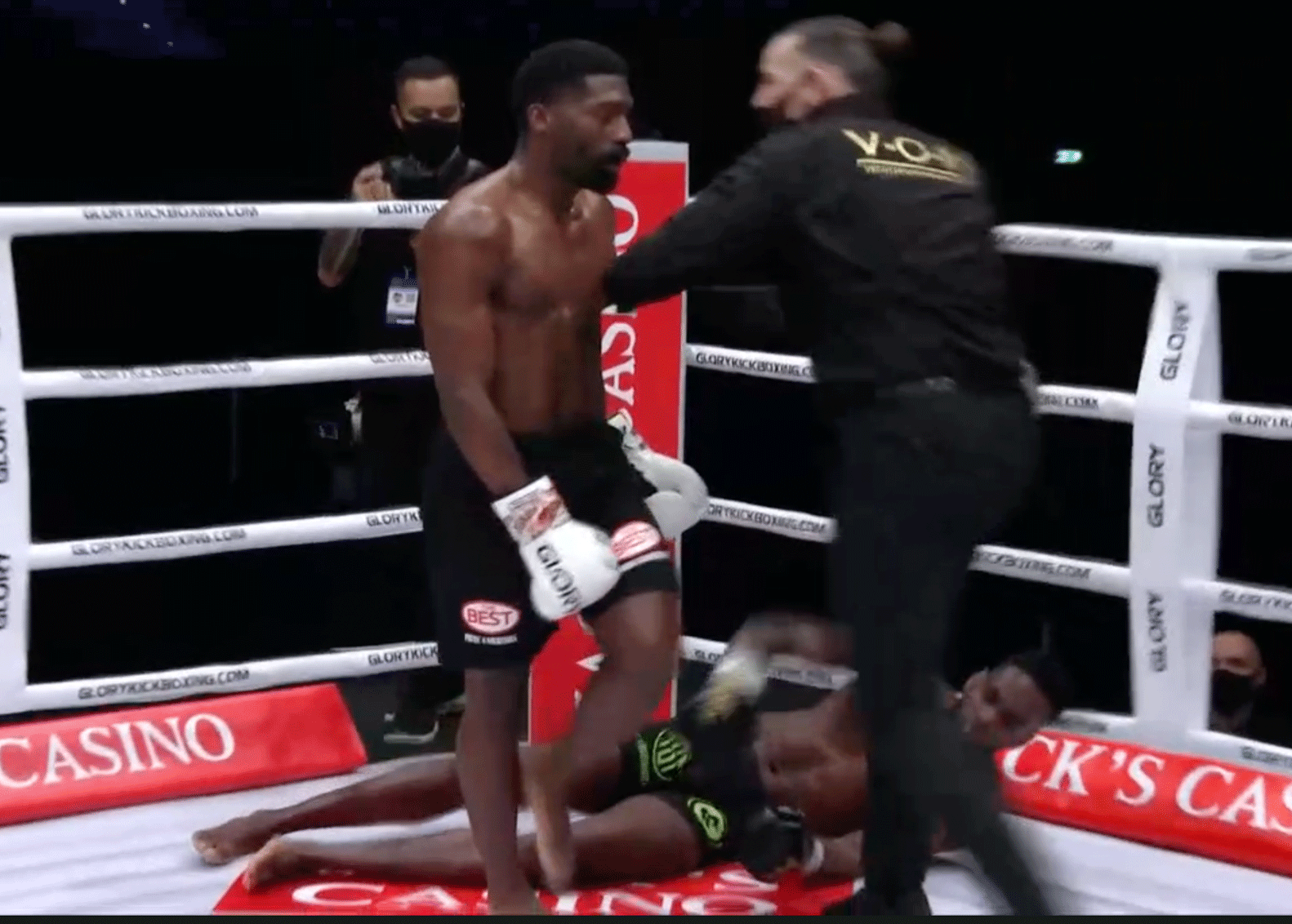 Doumbé slaat Groenhart na snoekduik knockout (video)