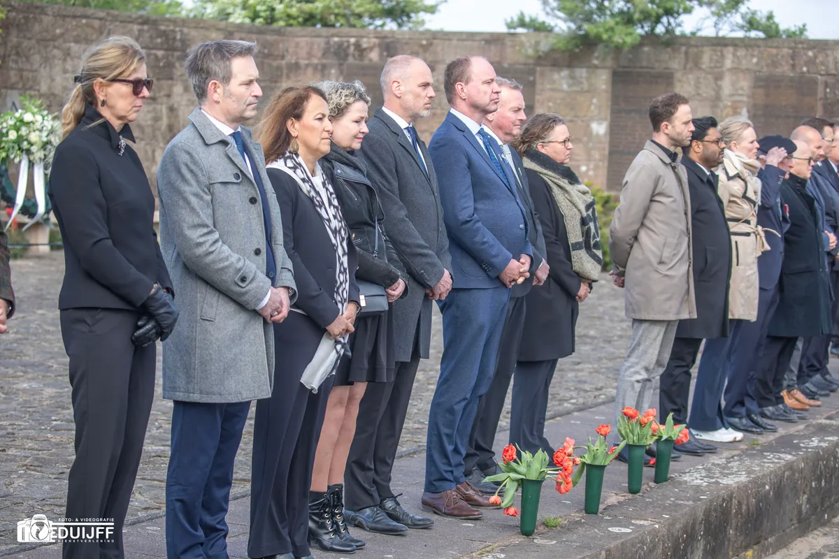 Dodenherdenking 2025 vroege morgen Eerebegraafplaats Bloemendaal