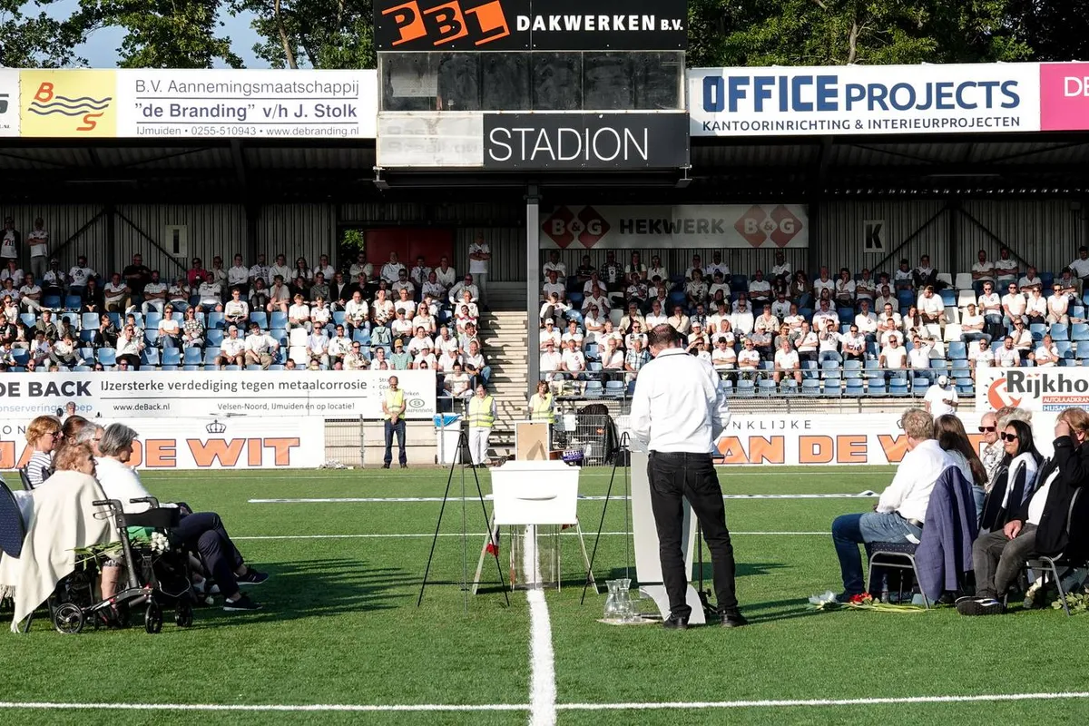 Groots afscheid van superfan Peter Zoontjes in Telstar Stadion