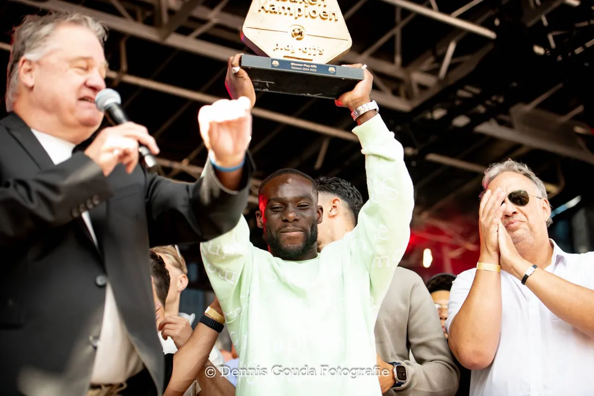 Mitch Apau toch niet mee met Telstar naar eredivisie; aanvoerder Witte Leeuwen kiest voor amateurs van Spakenburg