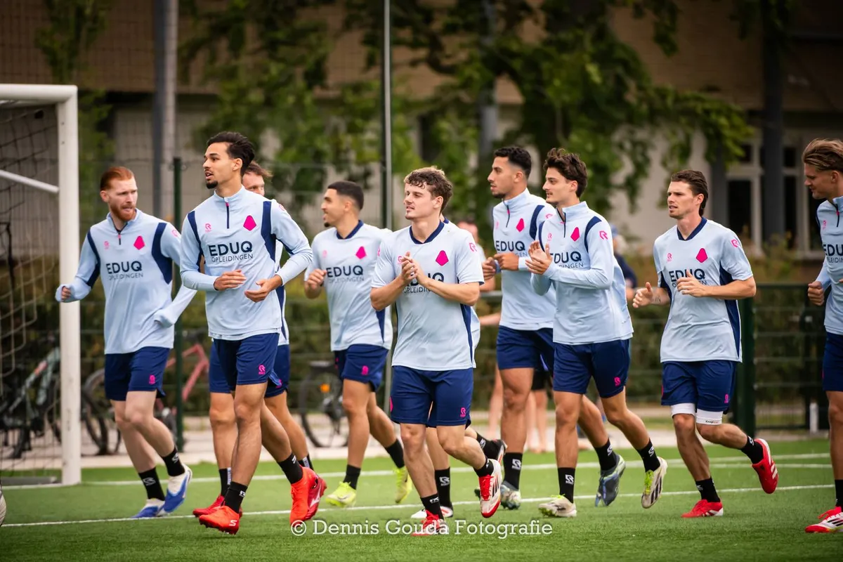 Telstar start voorbereiding nieuwe seizoen met drukbezochte training bij ‘buurman’ VV IJmuiden
