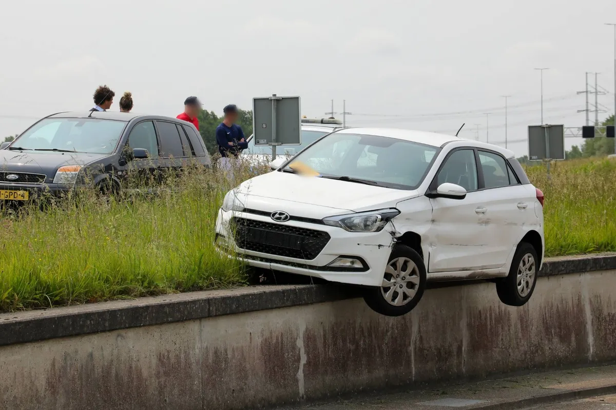 Auto komt half boven tunnel tot stilstand na botsing op A9 bij Beverwijk