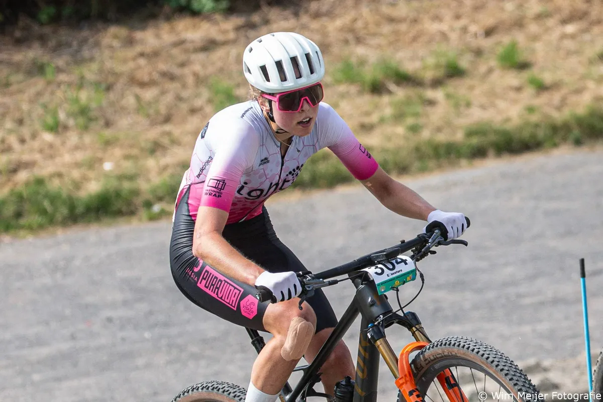 Akerslootse Femke Mossinkoff wint NK Mountainbike ‘op eigen terrein’ in Spaarnwoude