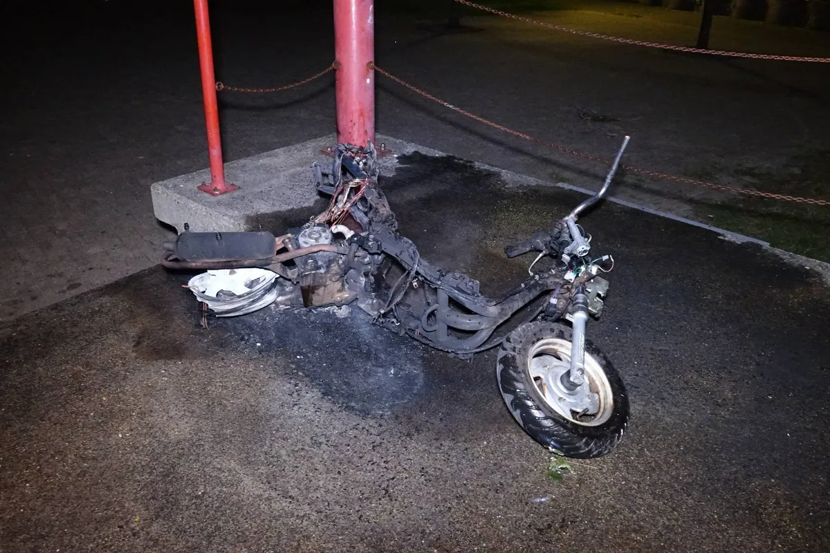 Scooterbrand op Stratingplantsoen in Velsen-Noord