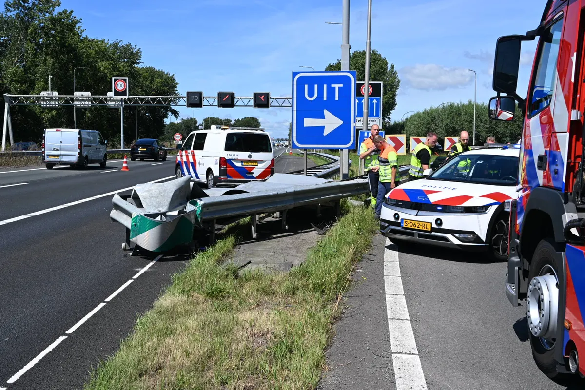 Auto slaat over de kop bij afrit A9 Akersloot, twee rijstroken en afrit afgesloten