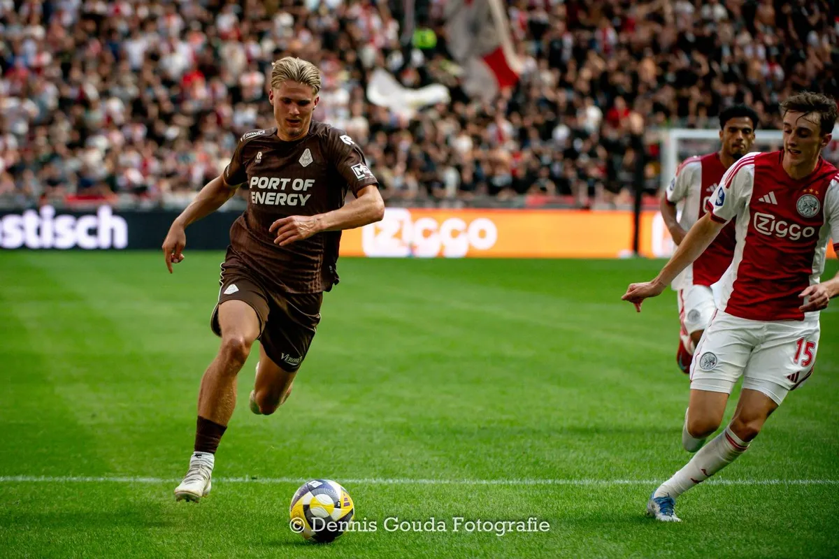 Telstar verliest met opgeheven hoofd bij eredivisierentree van Ajax