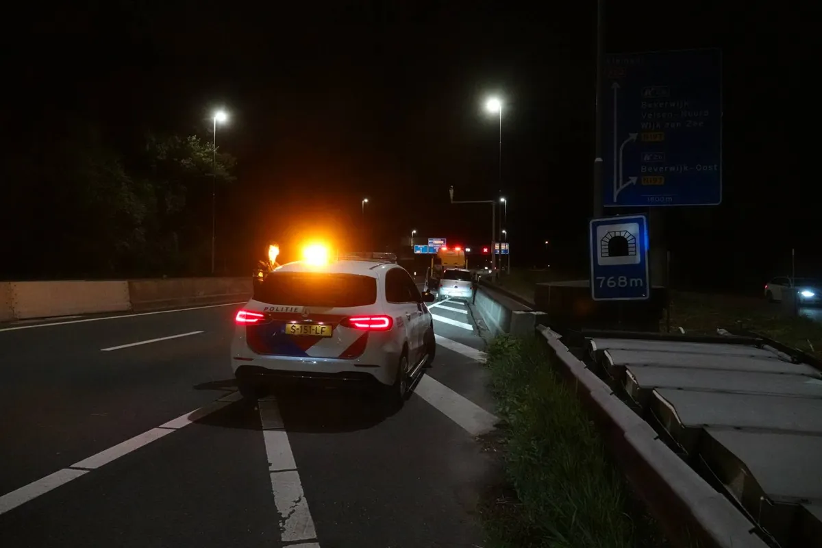 Beschonken automobilist botst tegen wand Velsertunnel, rijbewijs ingevorderd