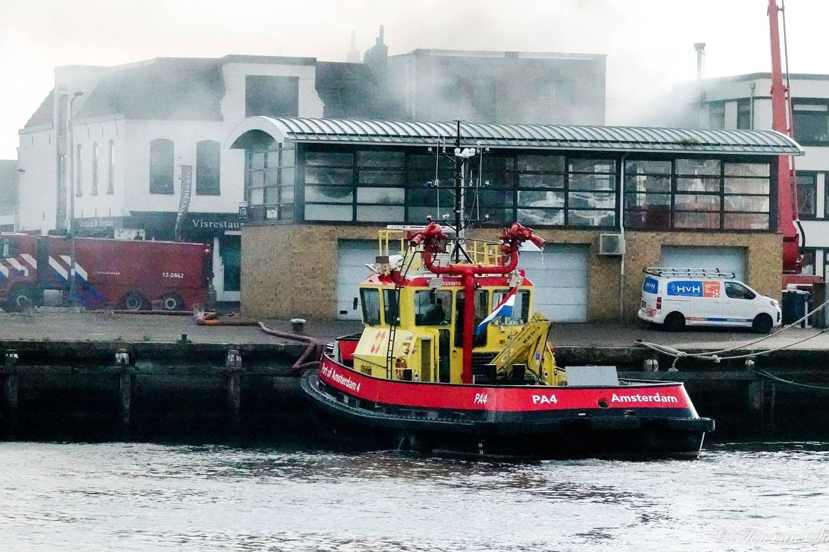 Grote brand in loods aan de Trawlerkade in IJmuiden