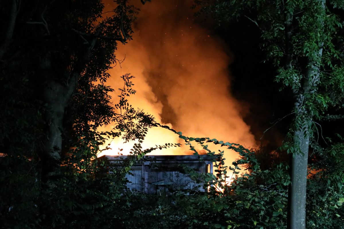 Brand verwoest twee schuren op volkstuincomplex in Velsen-Noord