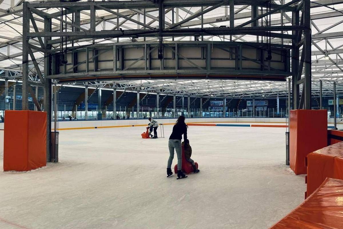 IJsbaan Haarlem geopend met nieuwe ijsvloer en overkapping