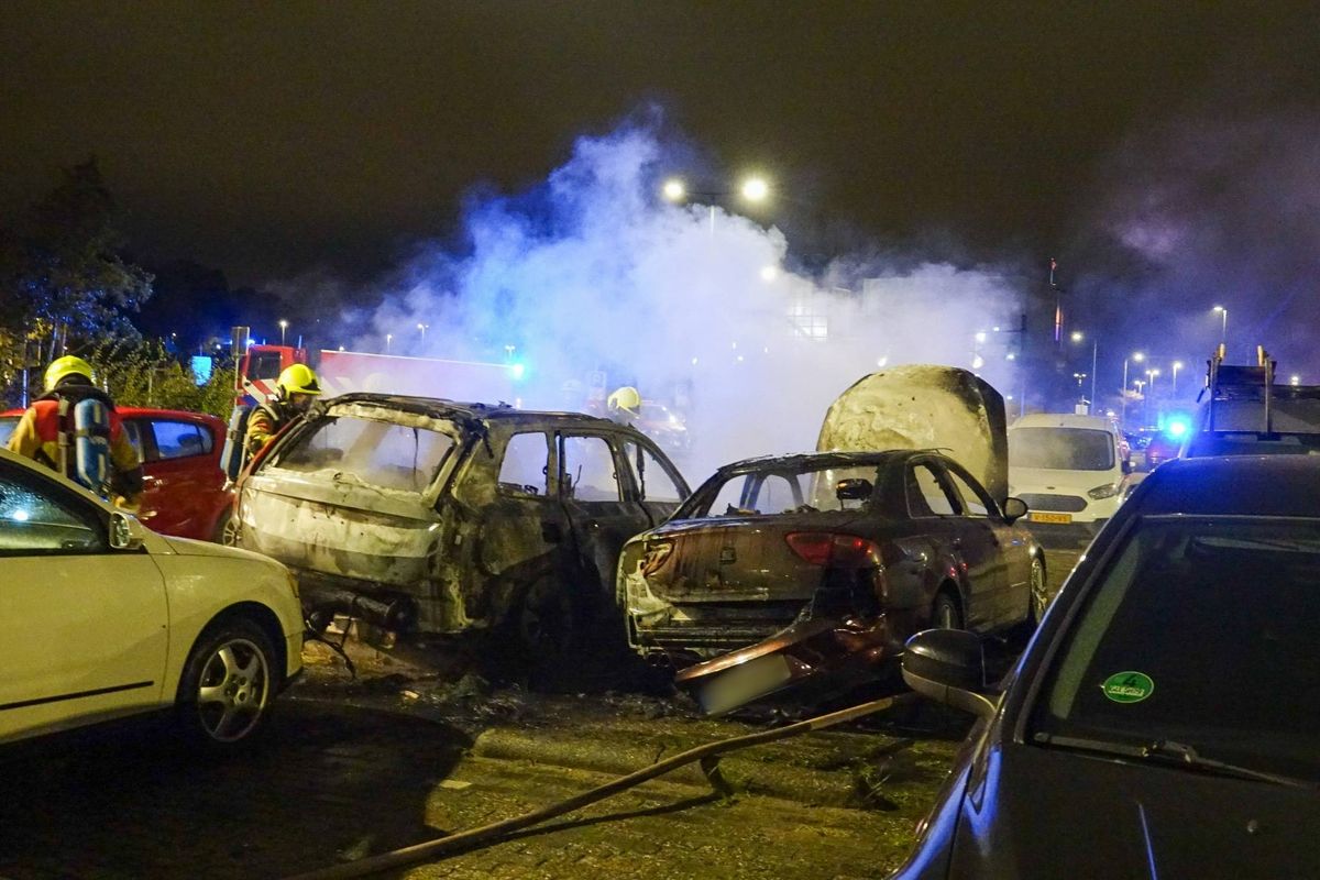 Twee personenauto’s uitgebrand in Beverwijk, omliggende voertuigen beschadigd