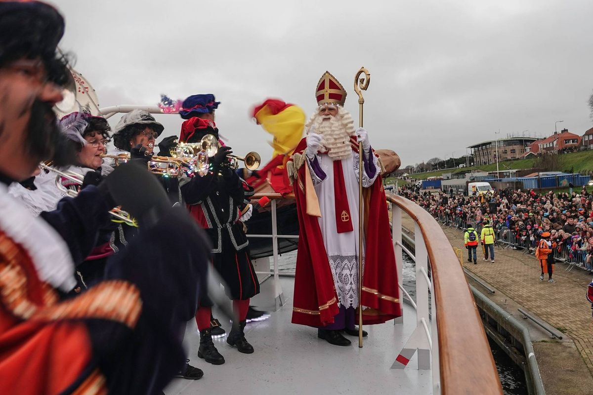 Sinterklaas warm onthaald tijdens avondintocht in IJmuiden