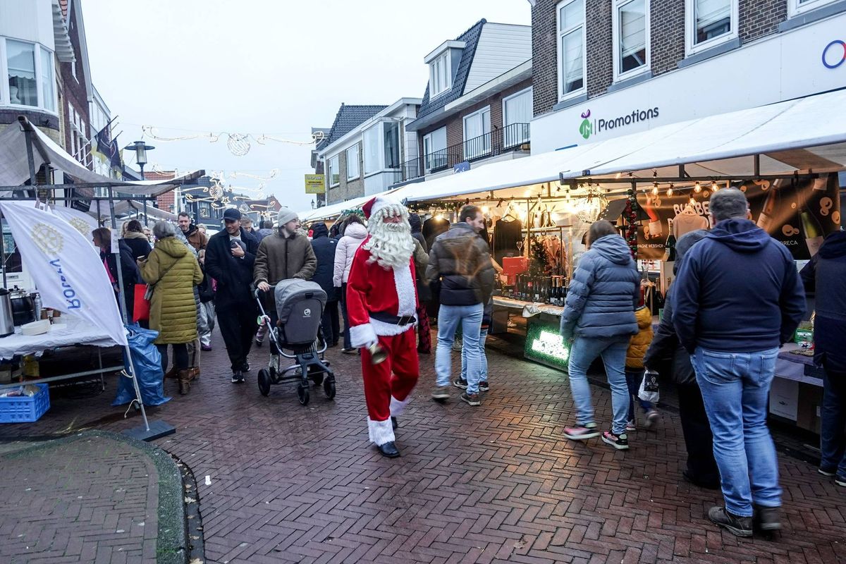 Kerstmarkt Santpoort trekt volle straten