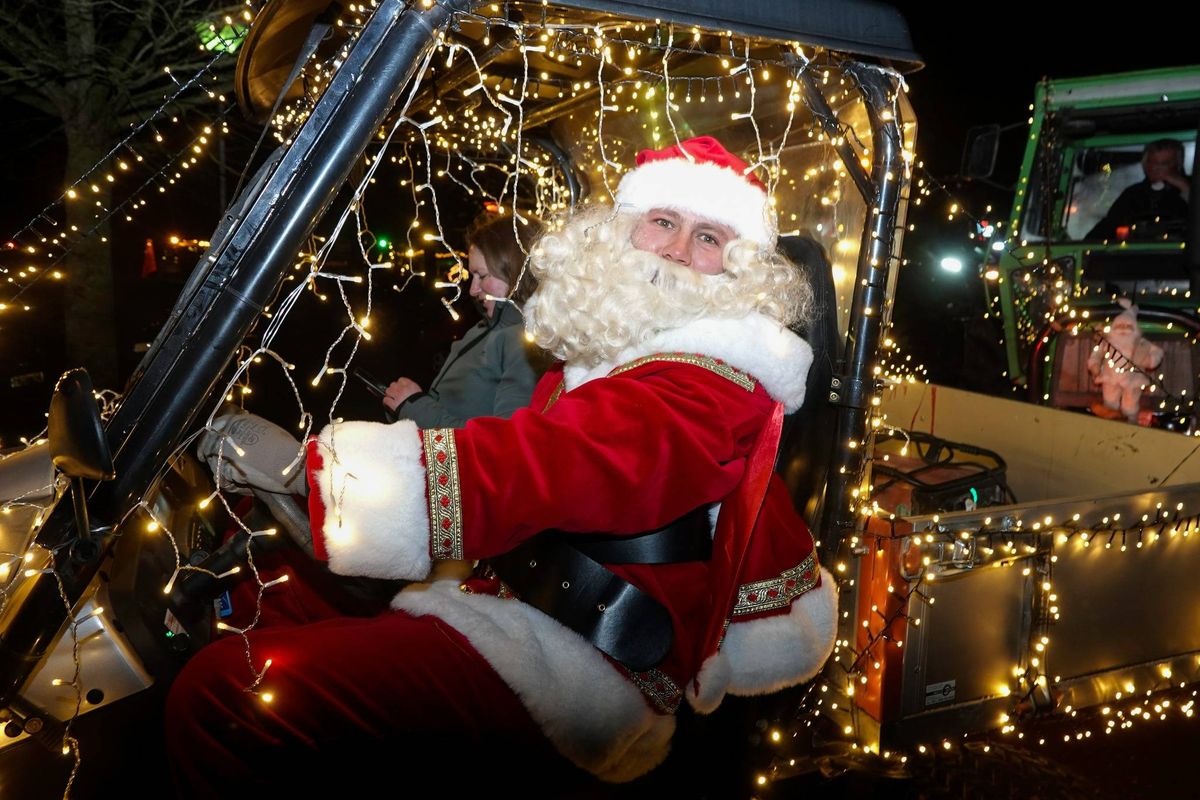 Feestelijke lichtjesoptocht brengt warmte in de donkere dagen