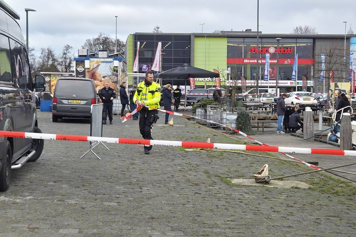 Politie doet onderzoek na aantreffen van overleden persoon bij Handelkade