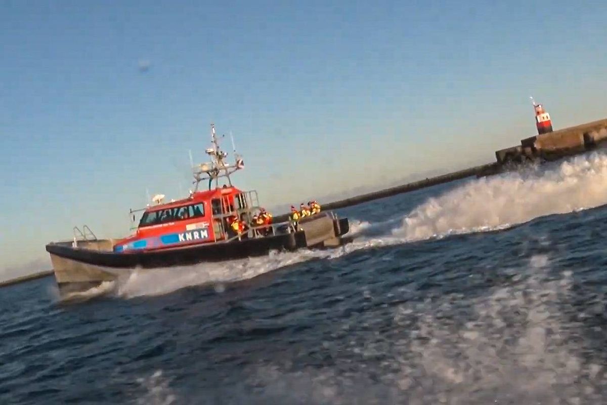 KNRM bezorgt kerstbroden op zee