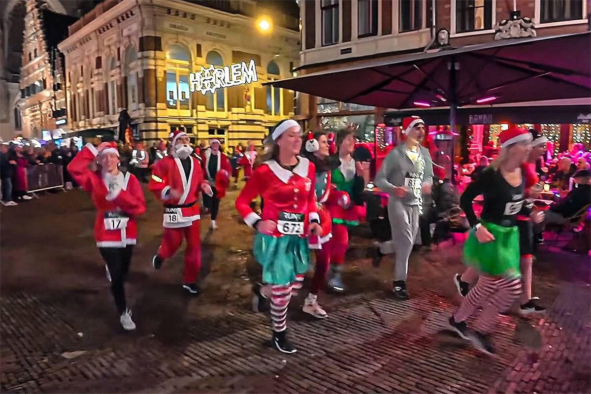 Niet de snelste, maar de mooiste: SantaRun kleurt Haarlemse binnenstad met bijna 2000 ‘Santa’s’