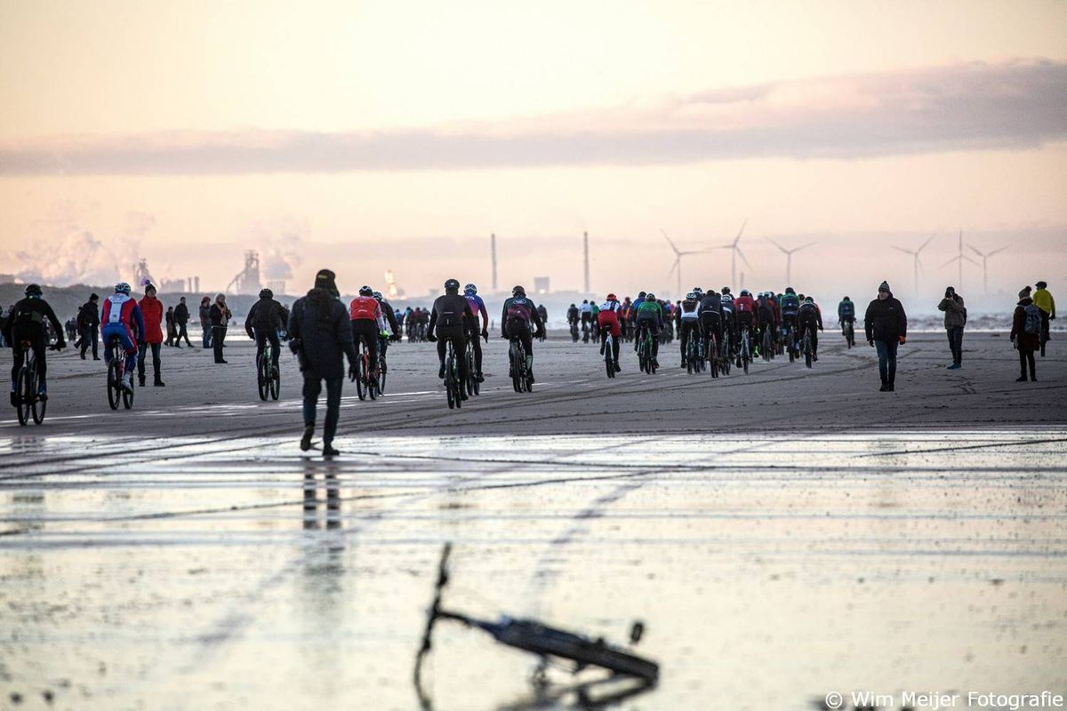 Strand Wijk aan Zee scherprechter tijdens iconische strandrace GP Groot Egmond-Pier-Egmond