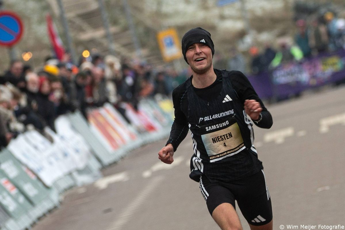 Beverwijker Stan Niesten loopt zich op podium tijdens prestigieuze Egmond Halve Marathon