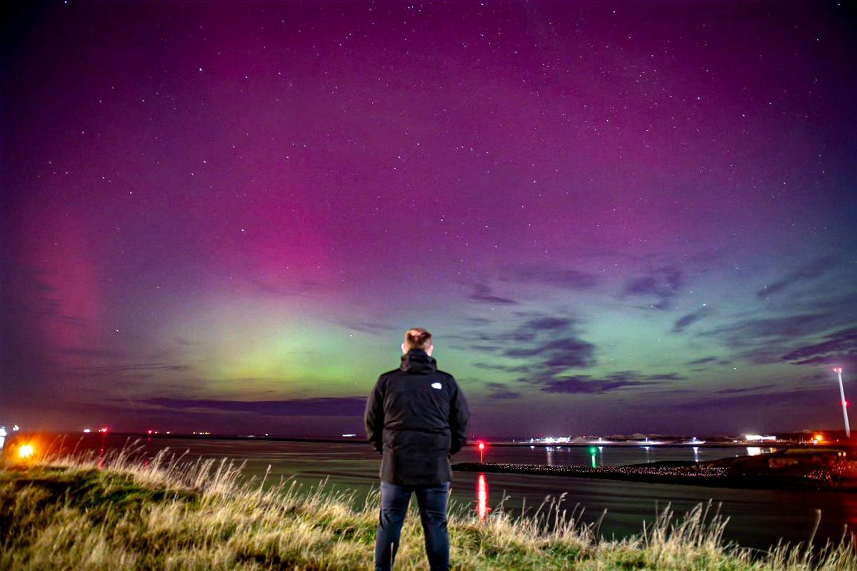 Noorderlicht kleurt de hemel in Kennemerland