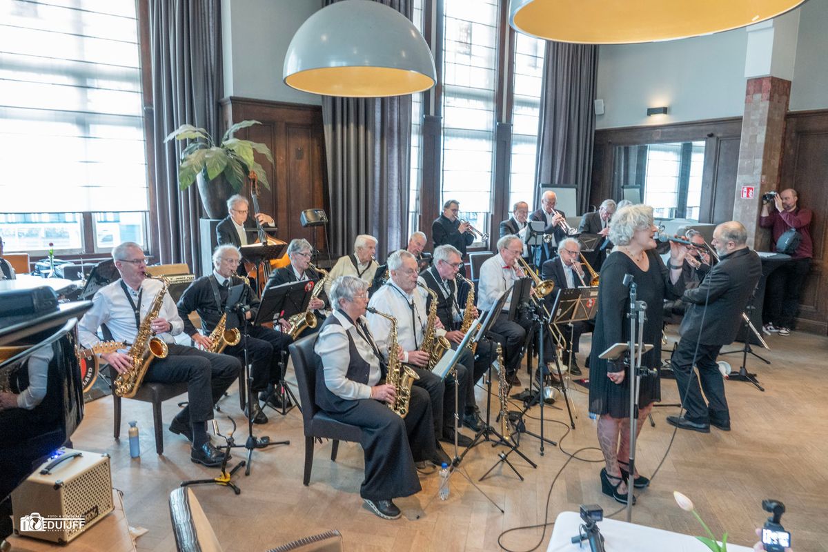 Swingende middag bij Sociëteitsvereeniging Haarlem: Senioren Bigband Kennemerland oogst warm applaus