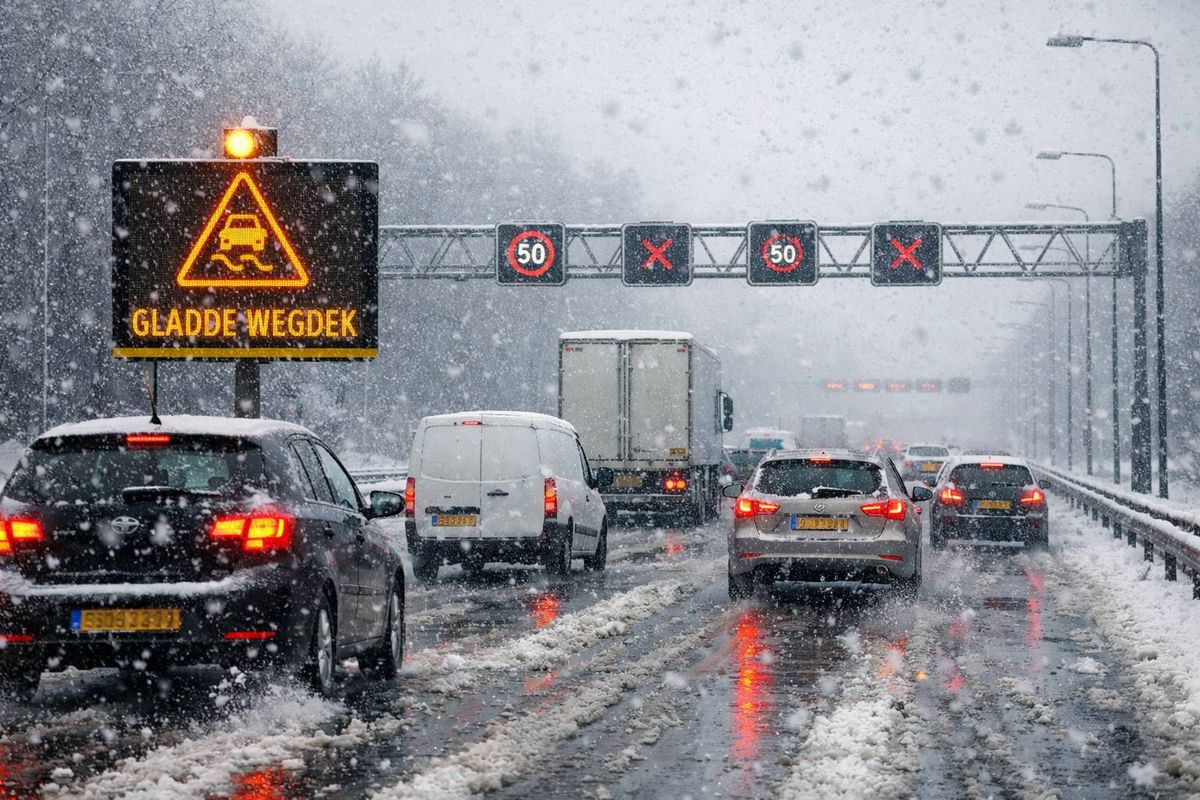 Rijkswaterstaat waarschuwt: maandagochtend druk en glad op wegen