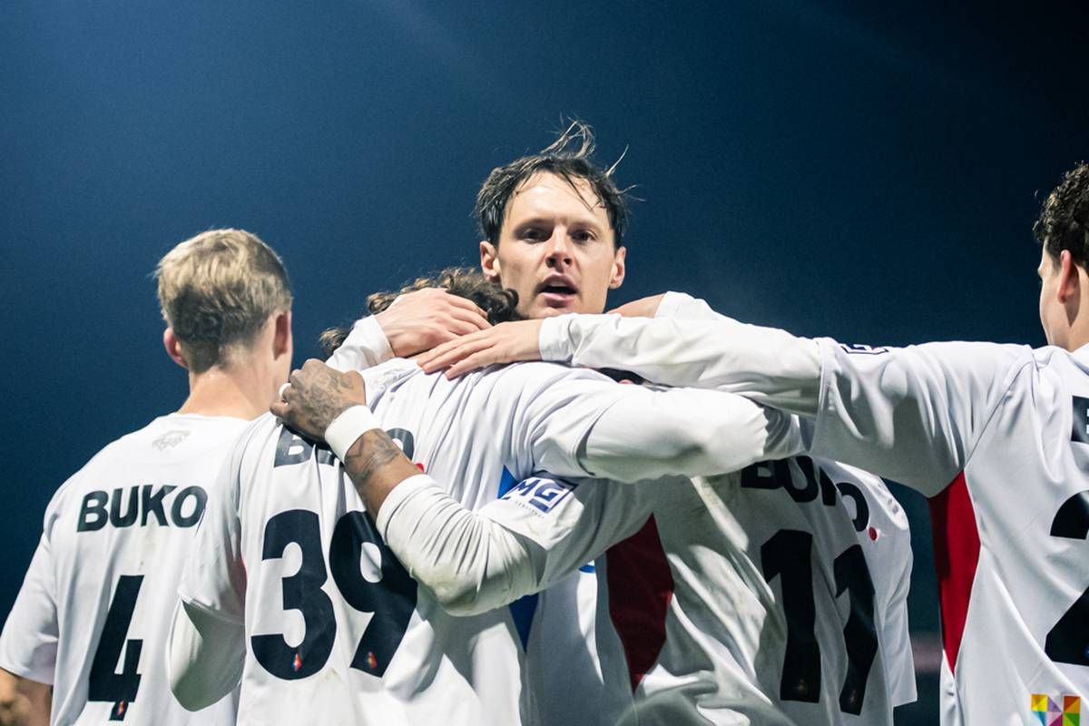 Gekkenhuis in Velsen: Telstar naar halve finale KNVB-Beker