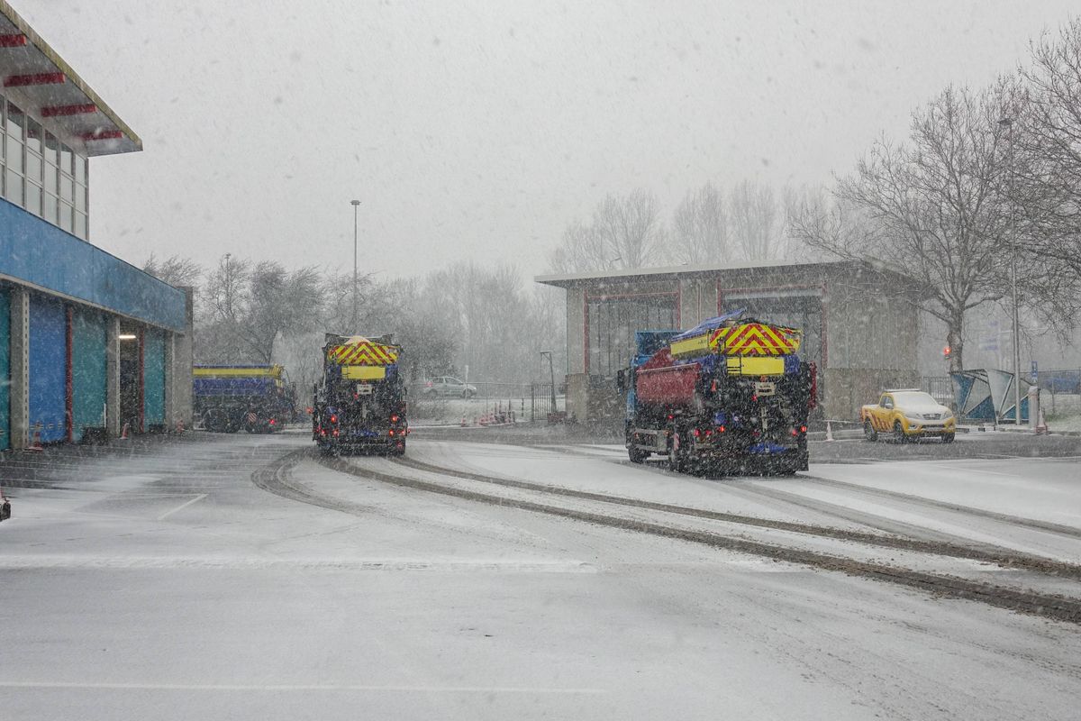 Strooiwagens Rijkswaterstaat op pad in strijd tegen gladheid door sneeuwval