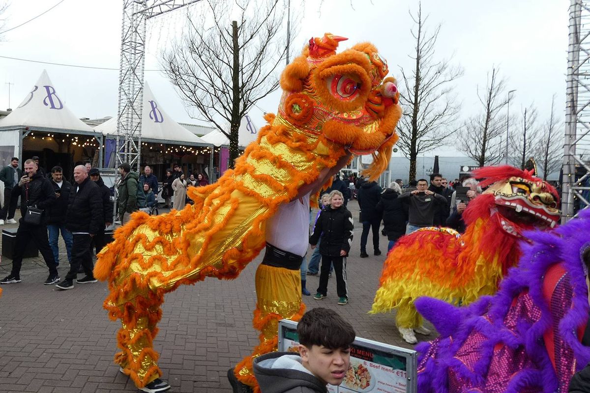 Leeuwendans brengt Chinees Nieuwjaar tot leven op De Bazaar in Beverwijk