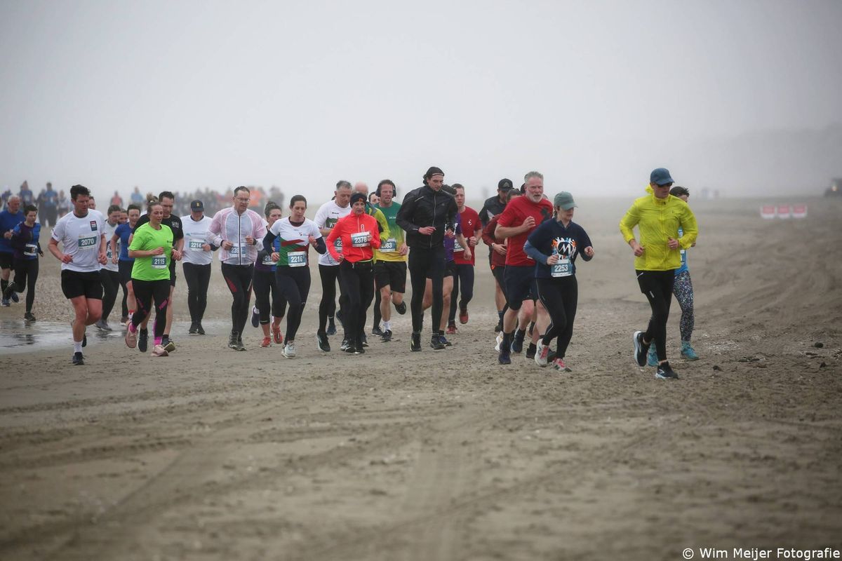 Ruim 100 IJmondse ambtenaren trotseren ‘Hel van het Westen’ tijdens NK Veldloop voor Ambtenaren in Wijk aan Zee