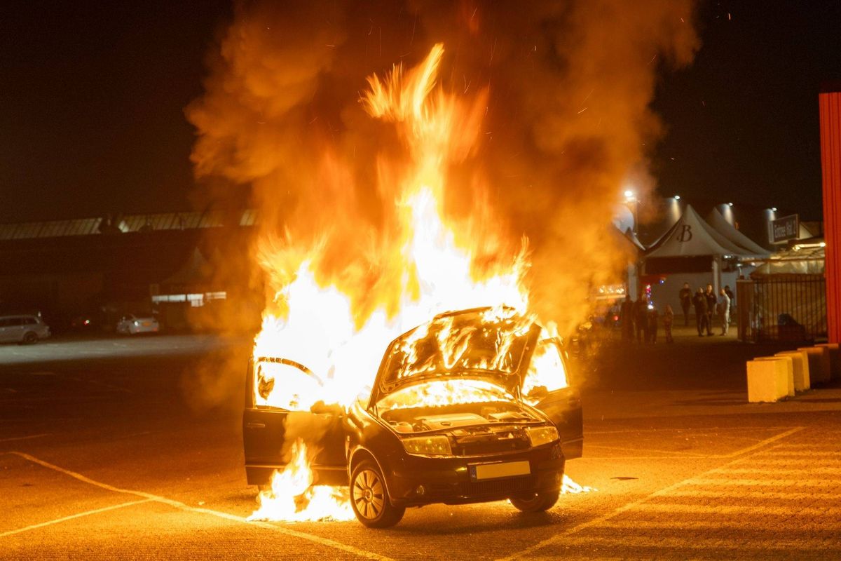 Auto volledig uitgebrand op parkeerterrein bij de Bazaar in Beverwijk