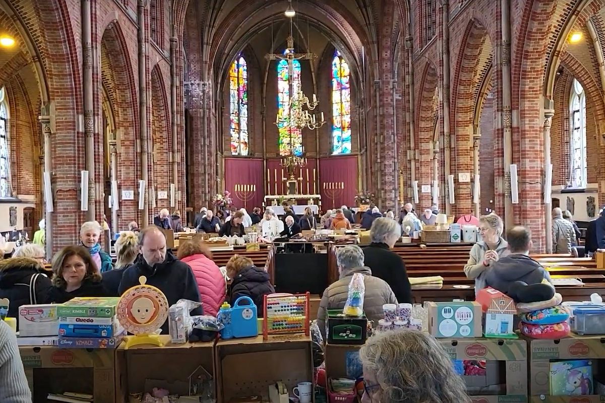 Snuffelmarkt in Driehuis trekt een volle kerk aan bezoekers