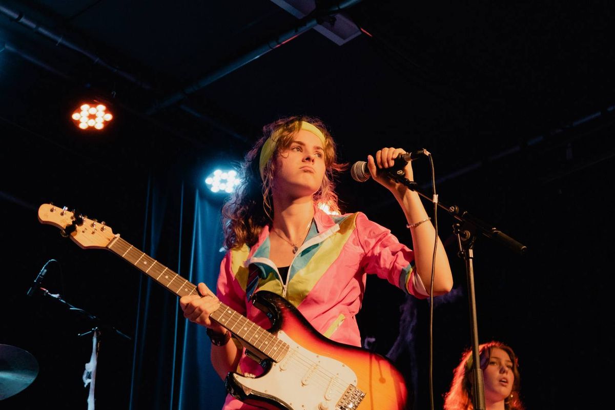 Twaalf jonge bands op het podium tijdens bandjesavonden in Laurentz