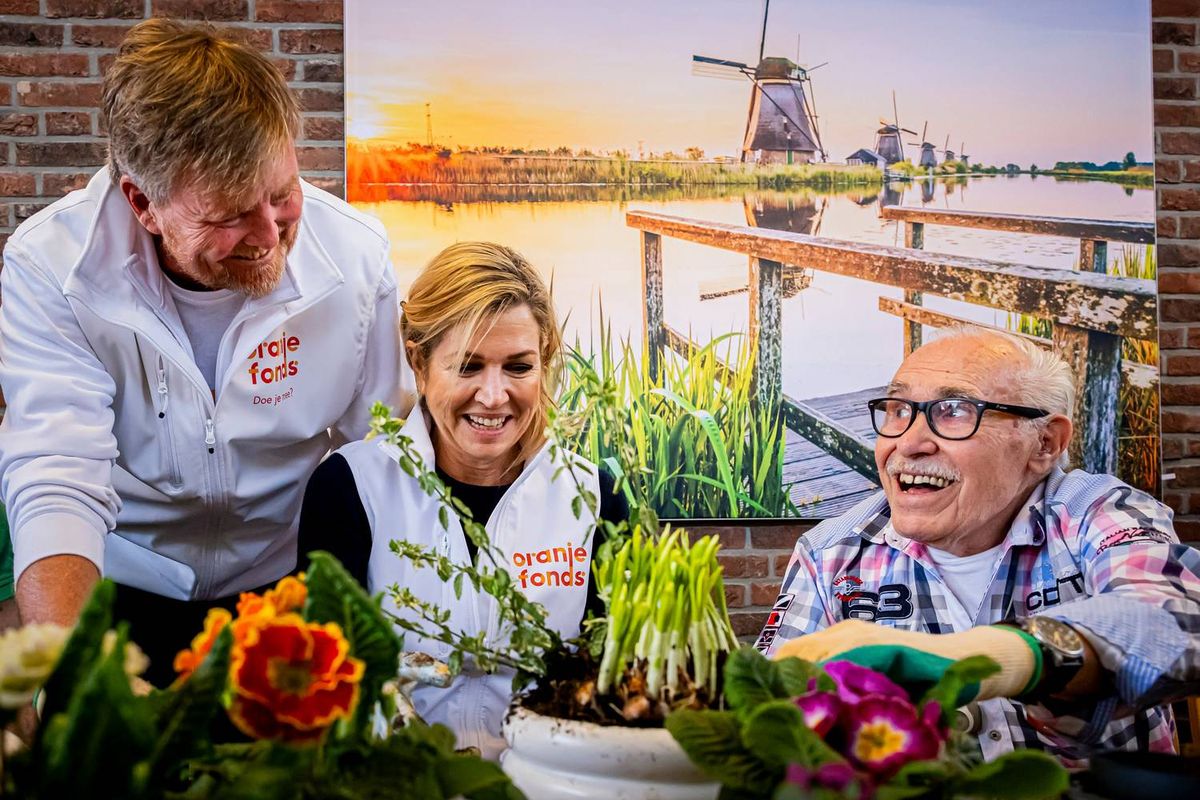 Koning en koningin tonen 'groene vingers' in woonzorgcentrum Bornholm tijdens NLdoet