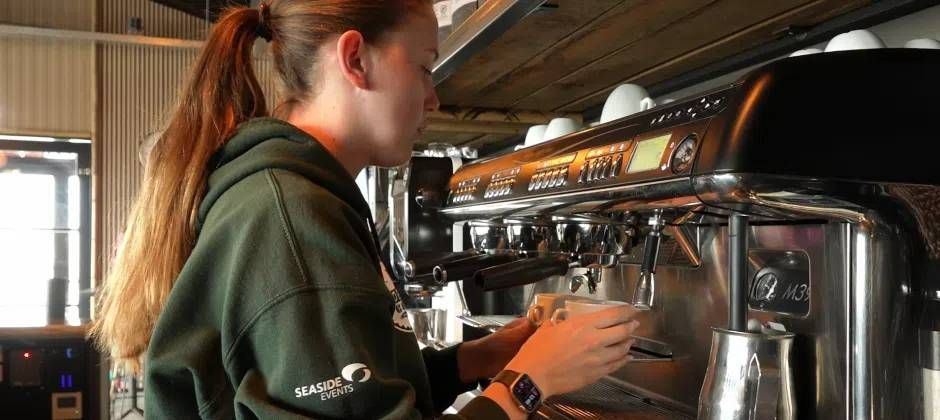 Strandtenten in de IJmond zoeken personeel: ‘Elke lente begint dezelfde puzzel’