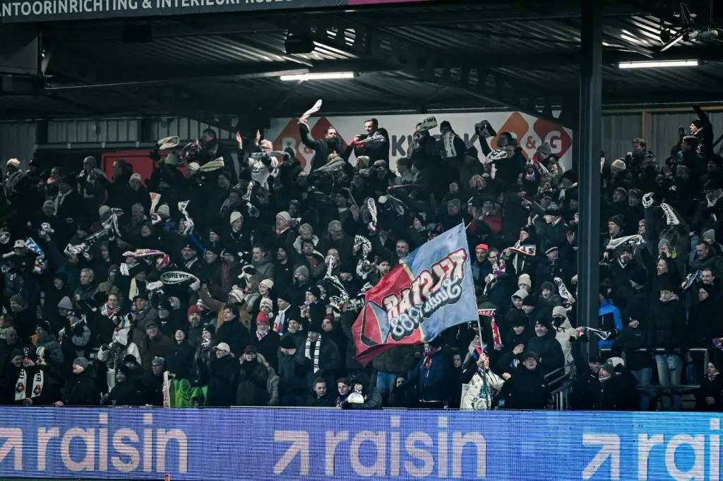 Telstar-fans maken zich op voor wedstrijd PSV: “Ik snap dat sommige mensen zich onveilig voelen”