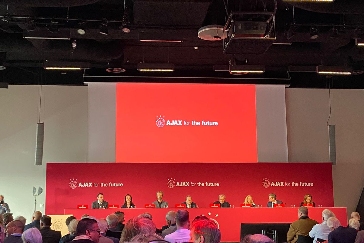 Everts ziet 'bestuurlijk onwaardig' Ajax; Supportersvereniging reageert fel: 'Bah!'