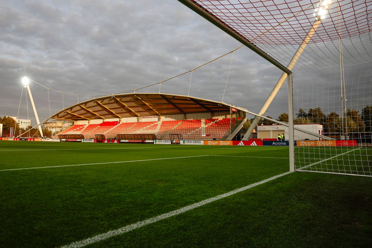 Ajax beloont Peters (16) met eerste contract: 'Betrouwbare en hardwerkende back'