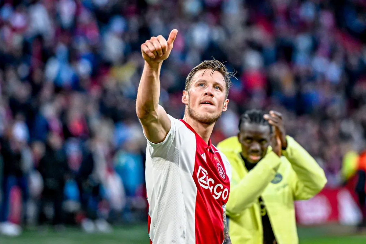Rondom Ajax: Weghorst bezorgt tienjarige Ajax-fan onvergetelijke dag