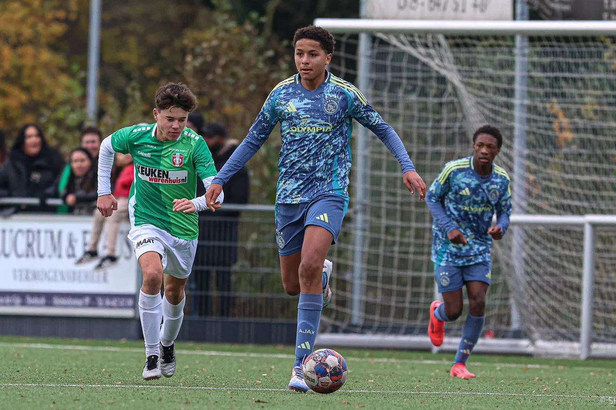 Ajax O16 pakt in absolute slotfase volle buit tegen FC Utrecht O16
