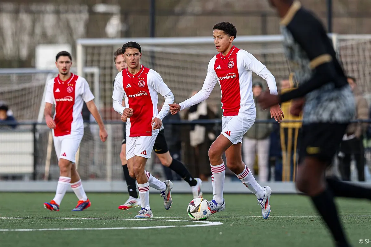 Tienkoppig Ajax O16 geeft mini-Klassieker voor rust uit handen