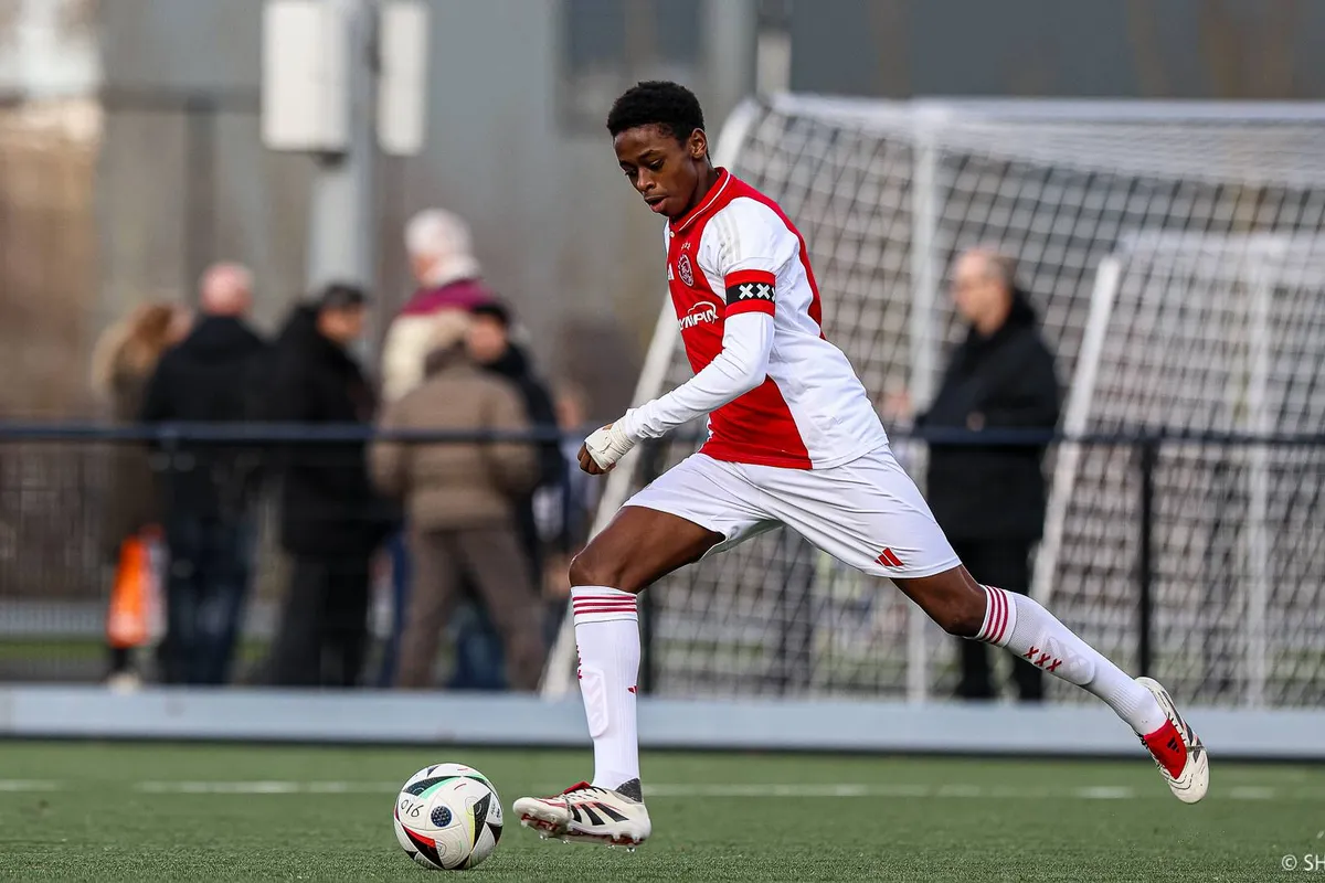 Abdalla heeft Gravenberch als voorbeeld: 'Ik zie mezelf wel een beetje in hem'