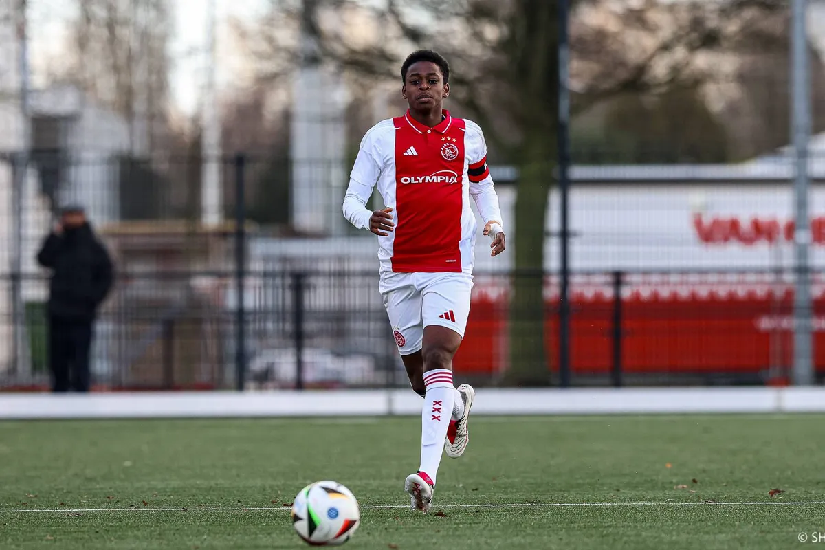 Ajax legt volgend talent vast; O16-speler Abdalla tekent tot medio 2028