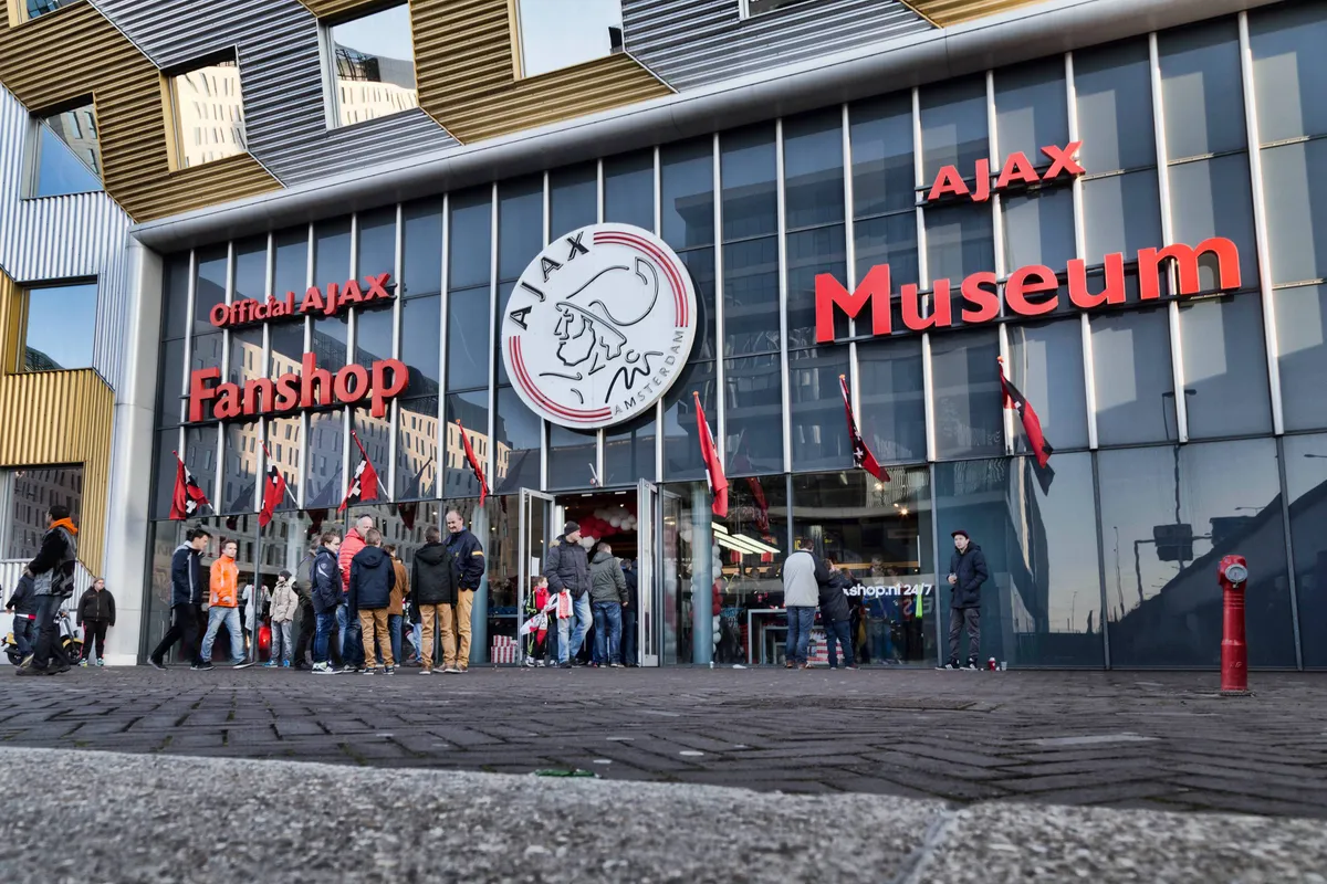 Rondom Ajax: Voorgevel Ajax Fanshop volledig gerenoveerd; clubkleuren en klassieke logo te zien