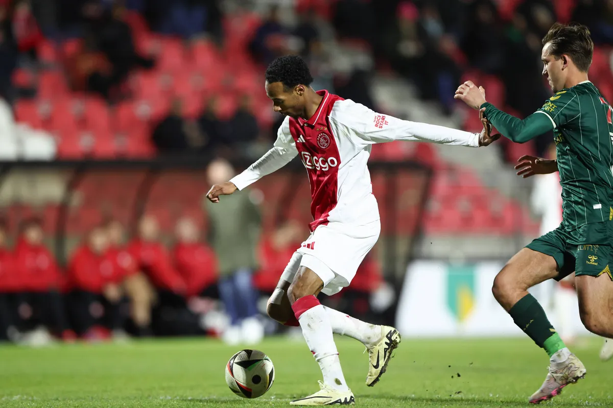 'Ajax bereikt akkoord met Wolff (18); talent tekent meerjarig contract'