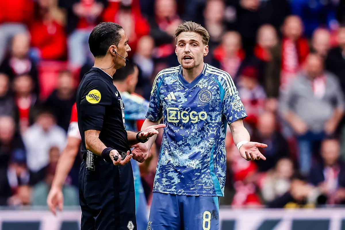 Geruchtenmolen: 'Napoli toont wederom interesse in Ajax-middenvelder Taylor'