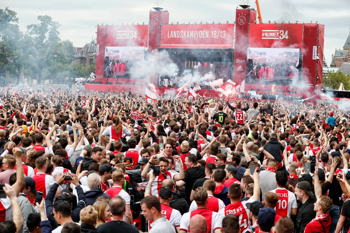 [Update] 'Ajax bij kampioenschap op zondag pas vrijdag gehuldigd'