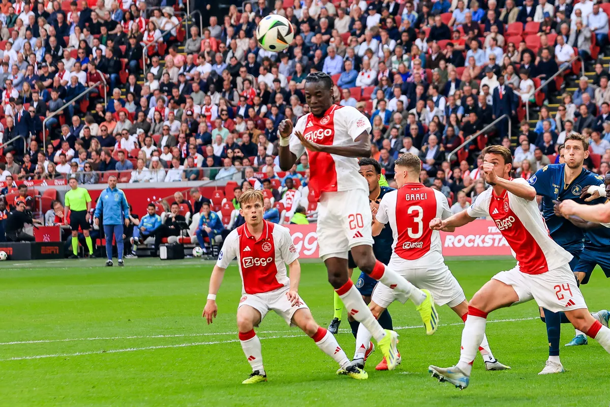 Rondom Ajax: 'Die hebben in negentig minuten niet één keer oog voor de spitsen'