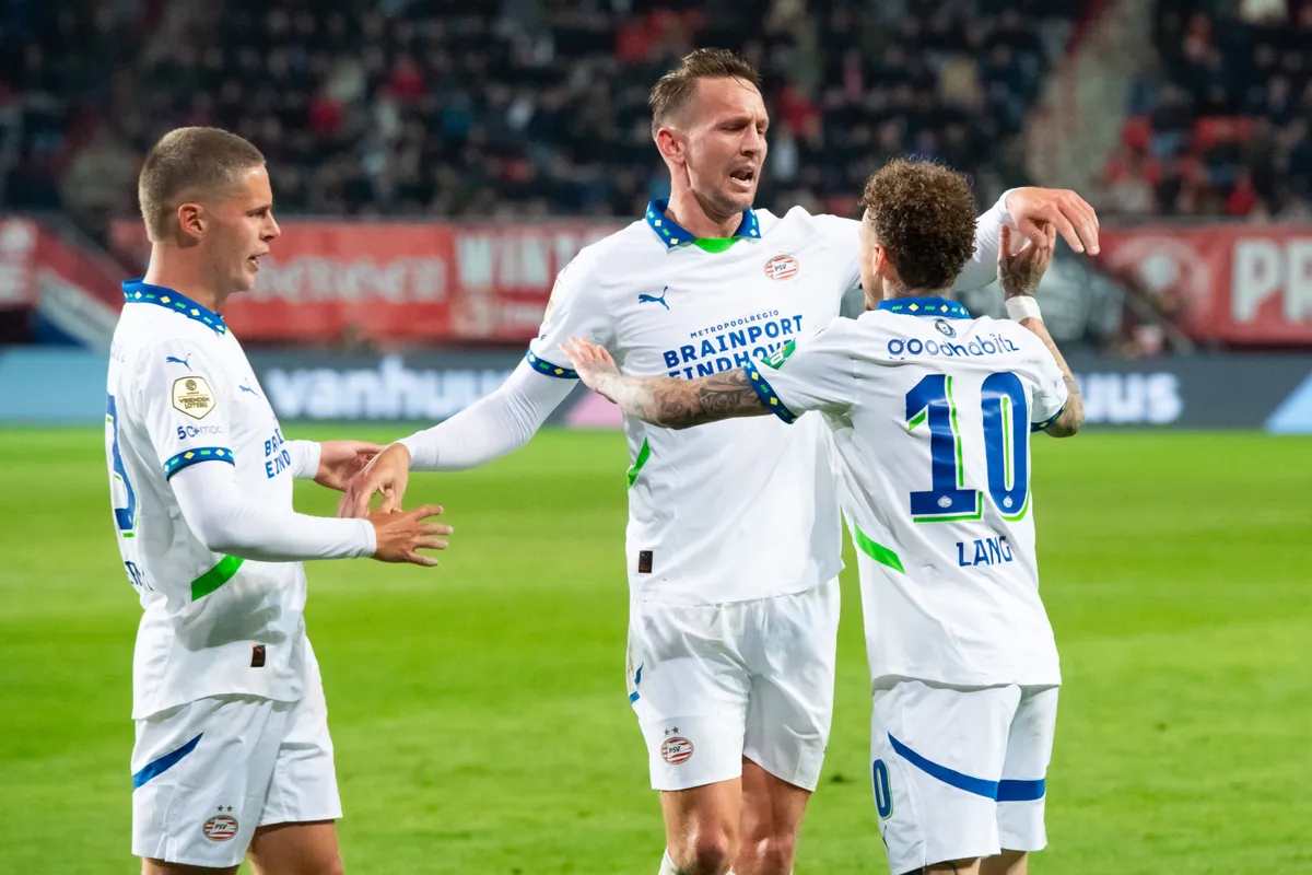 PSV verkleint achterstand op Ajax naar zes punten, AZ en NAC Breda in evenwicht