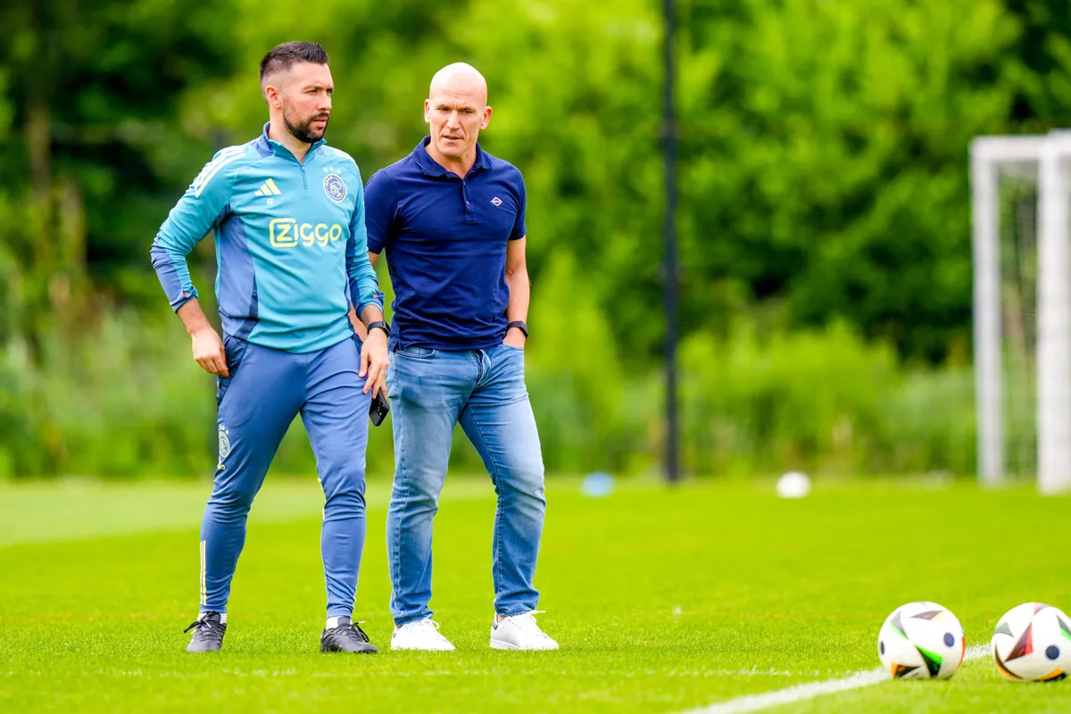 Farioli en Kroes discussieerden over inpassen jeugdspelers: 'Op dat vlak wel verschillen in smaak'